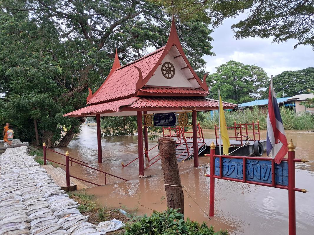 นำล้นคลองเมืองอยุธยาเข้าท่วมชุมชน