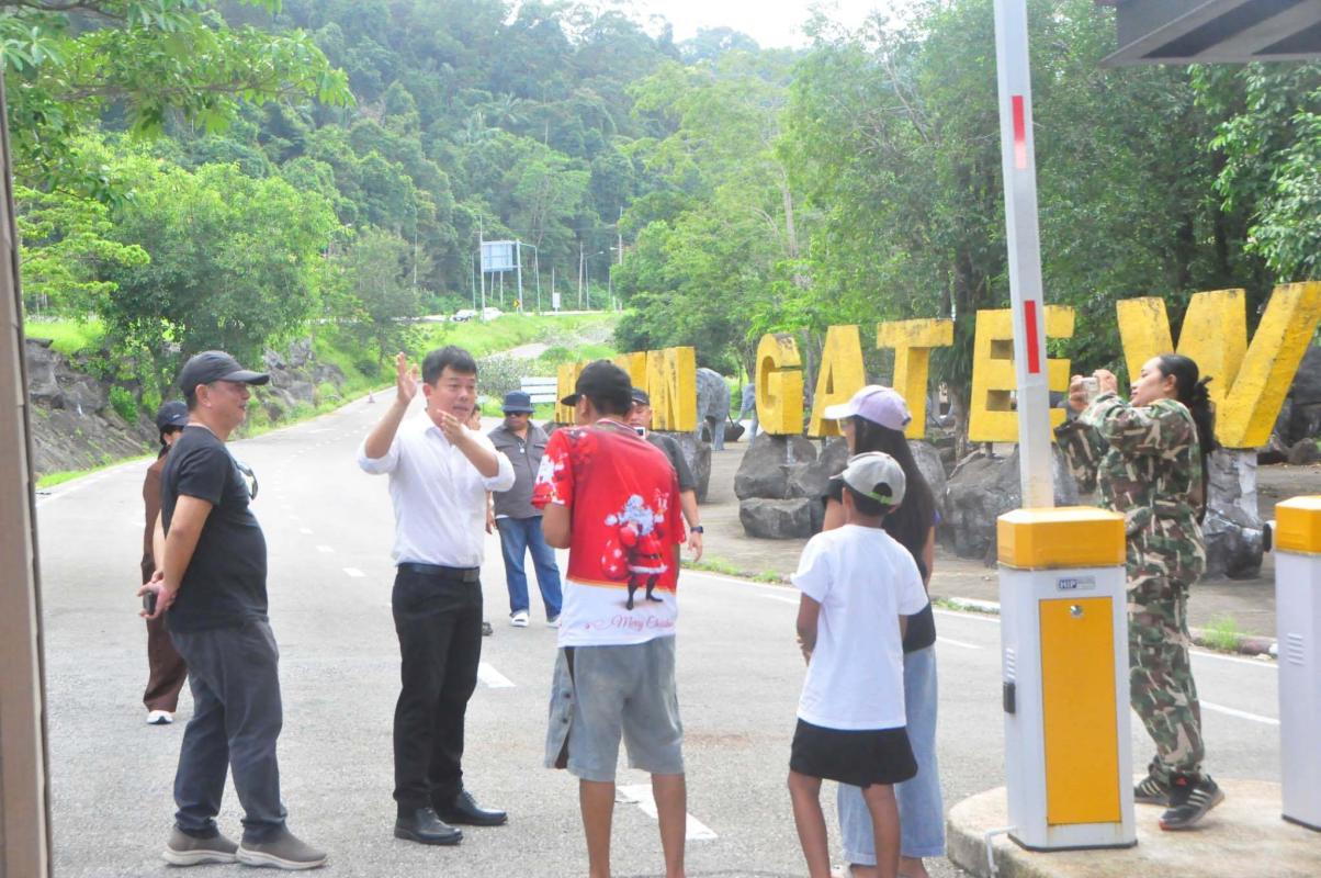 &ldquo;ตรังอันดามันเกตเวย์&rdquo; สุดเหงา งบ 35ล้านเสี่ยงสูญเปล่า งบอันดามันสร้าง อุทยานฯรับต่อ กั้นรั้วเก็บค่าเข้าทำนทท.หาย สส.ตรังเตรียมหารือสภา สถาปนิกชี้ประติมากรรมเริ่มชำรุด-ขาดการดูแล