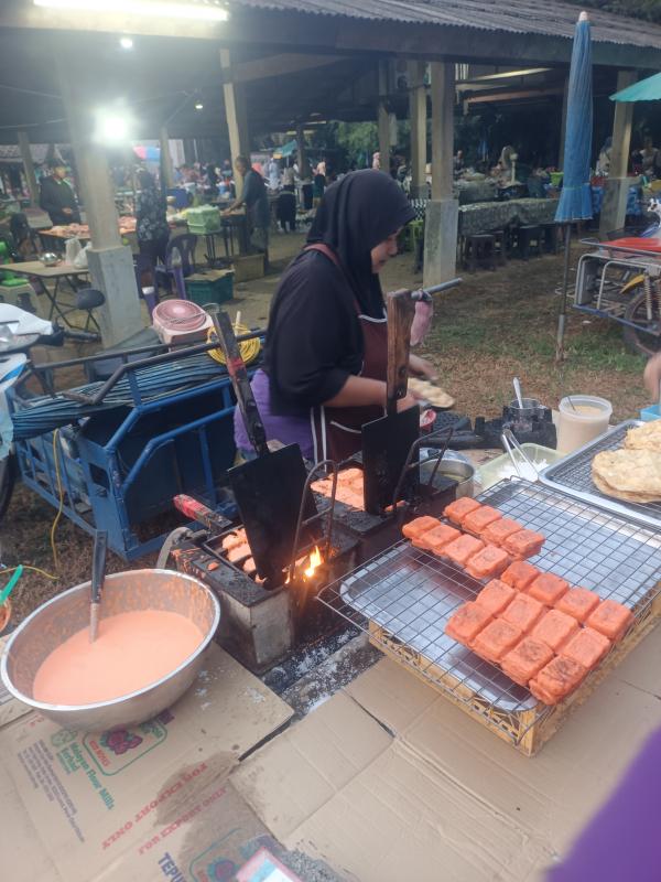 ขนมรถไฟ ที่ตลาดนัดวัดคูเต่า ต.แม่ทอม อ.บางกล่ำ จ.สงขลา