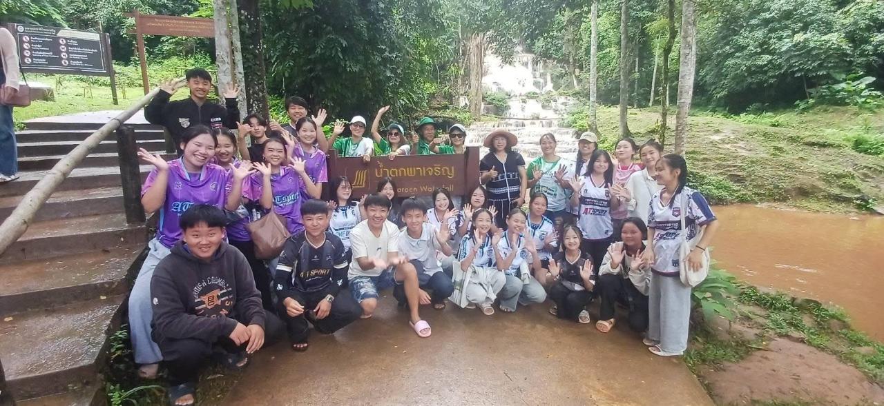 คึกคักรับหยุดยาวเข้าพรรษา! นักท่องเที่ยวแห่เที่ยว &ldquo;พบพระ&rdquo; ชมน้ำตกพาเจริญ&ndash;ดอกกระเจียวสีส้ม&ndash;สวนอะโวคาโด สัมผัสธรรมชาติ วิถีเกษตร กระตุ้นเศรษฐกิจชุมชน