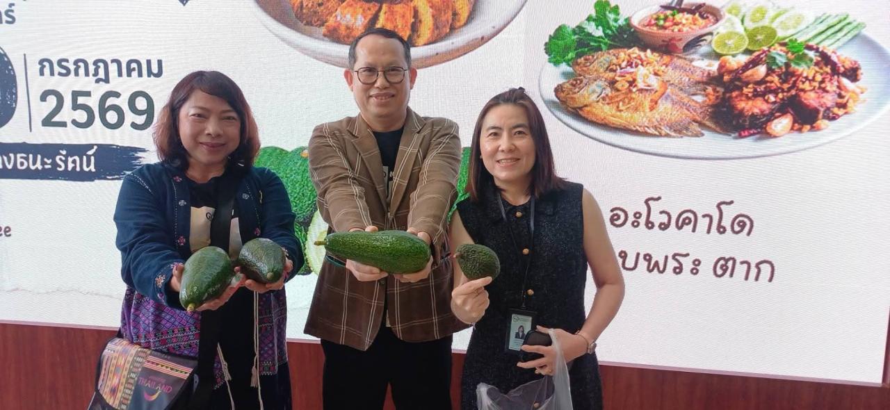 ผอ.ททท.สำนักงานตาก นำของดีจังหวัดตาก &ldquo;อะโวคาโด&rdquo; ผลไม้เพื่อสุขภาพ ร่วมจัดบูทในงานตลาดกลาง