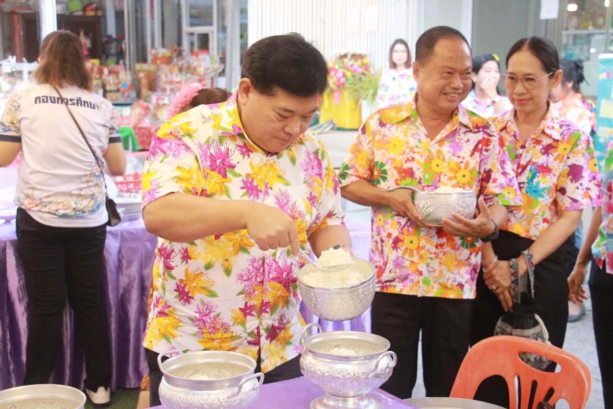 ผู้ว่า ฯ อ่างทองนำพุทธศาสนิกชนทำบุญตักบาตรสร้างสิริมงคลเนื่องในวันปีใหม่ไทย สงกรานต์ 2569