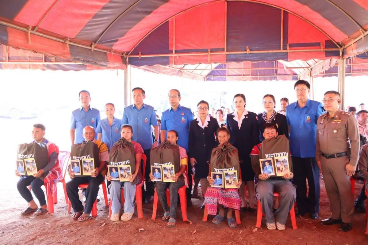 ผู้ว่าราชการจังหวัดตาก เชิญสิ่งของพระราชทานมูลนิธิราชประชานุเคราะห์ฯ มอบแก่ผู้ประสบอัคคีภัยในพื้นที่บ้านซอระแตะ อำเภอพบพระ