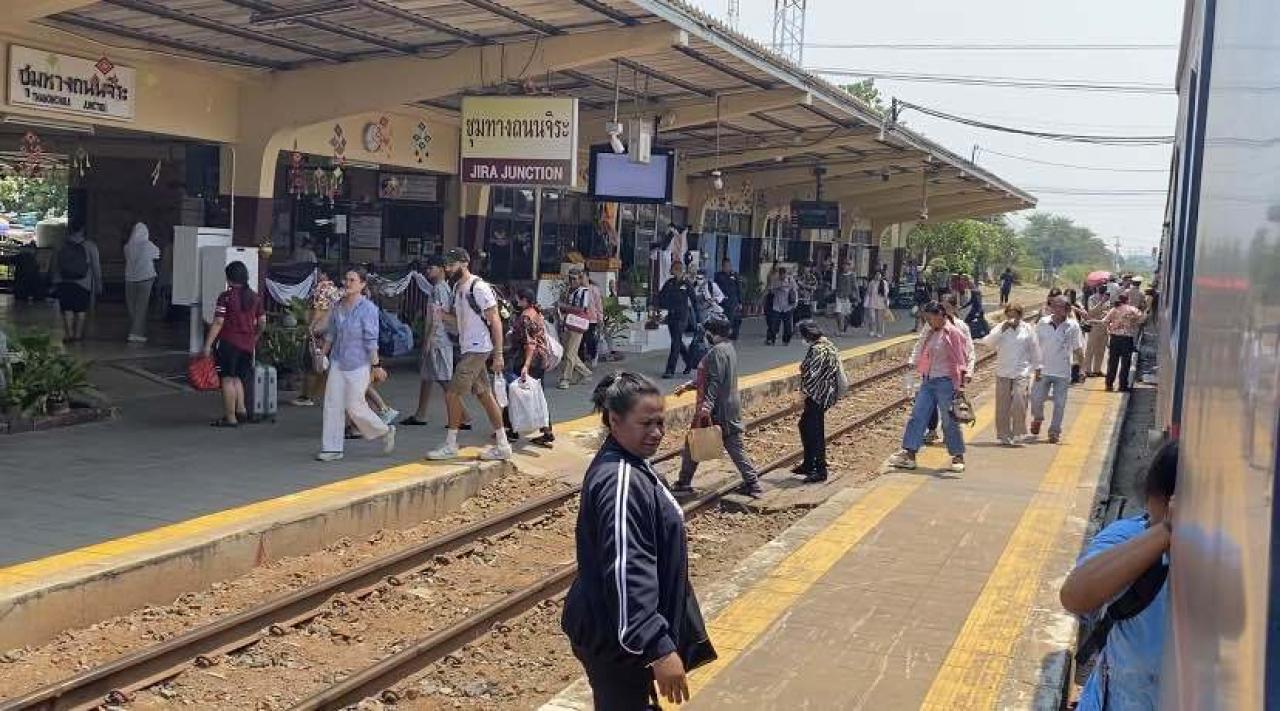 เริ่มเเล้ว สงกรานต์ปี2569 คนไทยสู้วิกฤตน้ำมันเเพง นั่งรถไฟเเบกความคิดฮอดเมือบ้าน