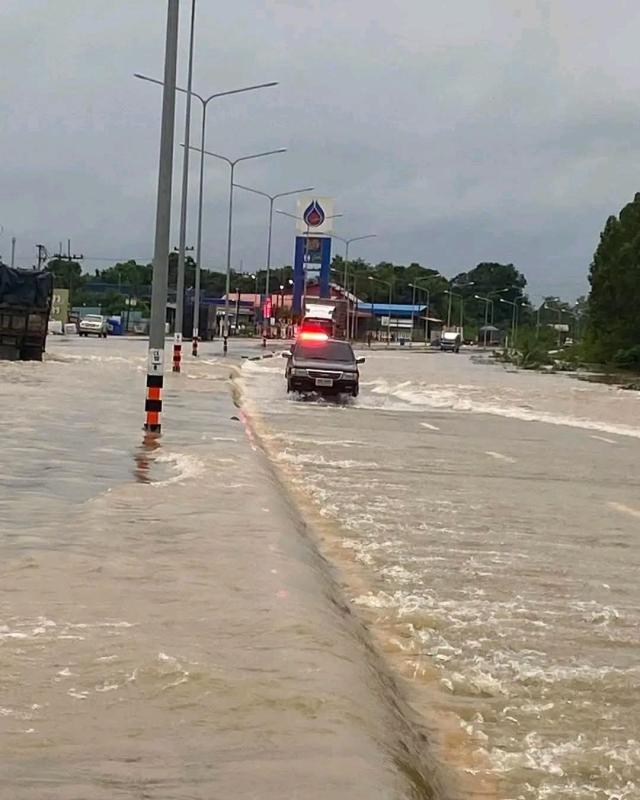 อัปเดตสถานการณ์น้ำท่วมสระแก้ว! ถนนสาย 359 ยังมีน้ำท่วมขัง รถเล็กผ่านไม่ได้