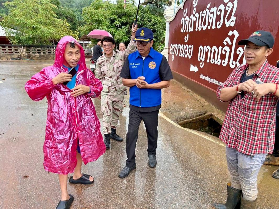 นายอำเภอนาน้อย ลงพื้นที่หลังฝนตกหนัก ทำน้ำป่าและดินโคลนไหลลงบ้านเรือนประชาชน