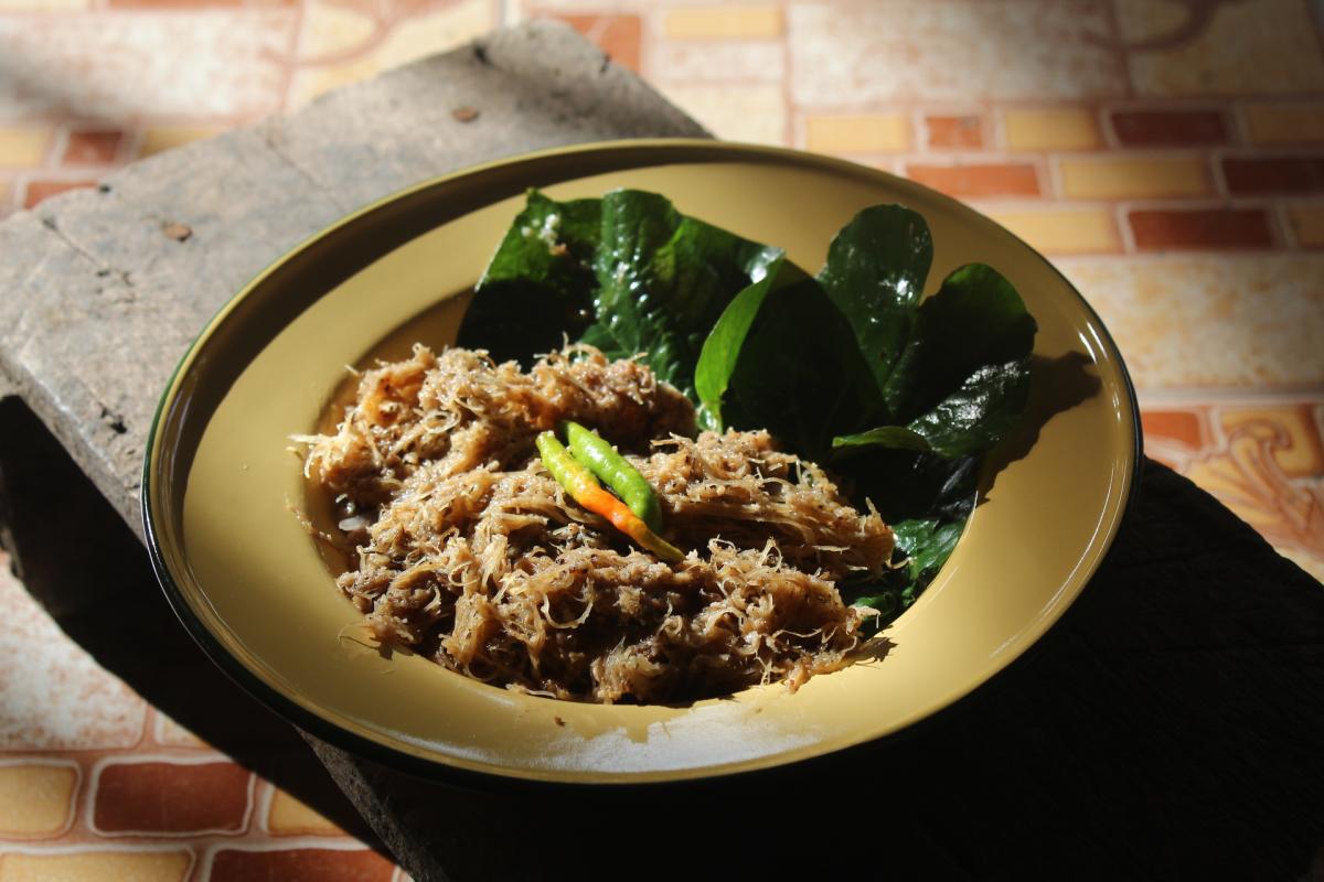 ยำสายสูตรวายีไร: จากเลหน้าเรินสู่ตลาดเช้าเสน่ห์อาหารพื้นถิ่นวิถีคนเลสาบที่สิงหนคร