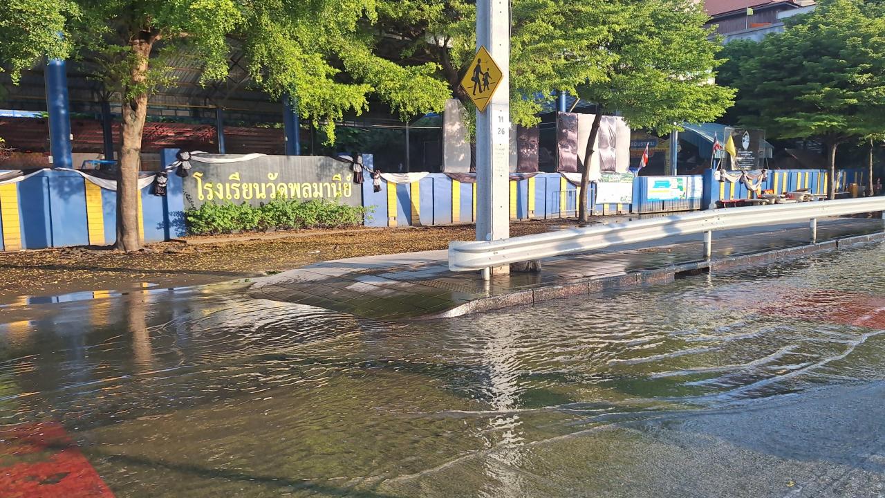 รายงานสถานการณ์น้ำ ในพื้นที่ หน้าตลาดวัดพลมานีย์ เขตลาดกระบัง กทม (9.10.2026)