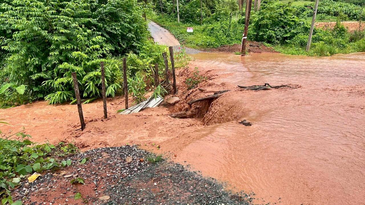 บ้านเพีย ฝนตกหนักทำน้ำไหลหลาก เข้าท่วมถนนการสัญจรไปมาใช้ความระมัดระวัง