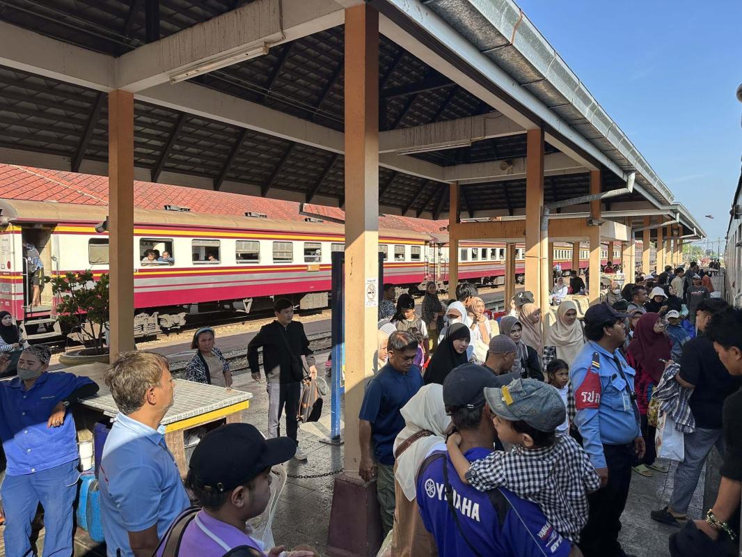 ประชาชนแห่ใช้รถไฟ หลังราคาน้ำมันพุ่ง สถานีรถไฟยะลาคึกคัก ผู้โดยสารแน่นชานชาลา