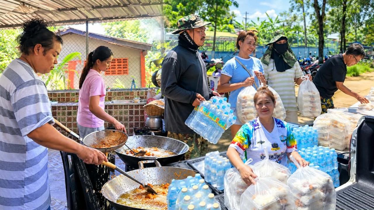 รวมพลังจิตอาสา! "ซ้อตุ้ม" "เรือนเนรมิตเวดดิ้ง" ร่วมกับ &ldquo;ซ้อมด&rdquo; "ร้านพาข้าว" - "ร้านพากินเสร็จ" นำทีมทำข้าวกล่อง จำนวน 1,175 ชุด ส่งต่อผู้ประสบภัยน้ำท่วม อ.กบินทร์บุรี