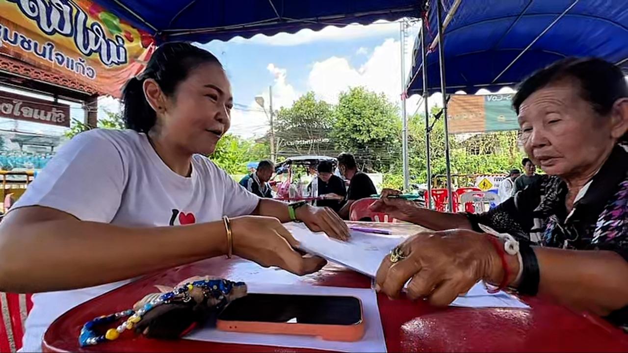 มูลนิธิพัฒนางานผู้สูงอายุ ลงพื้นที่ช่วยผู้สูงอายุทบทวนสิทธิ์ "บัตรสวัสดิการแห่งรัฐ" ชุมชนใจแก้ว ต.หนองหอย อ.เมืองเชียงใหม่ สะท้อนปัญหาฐานข้อมูลรัฐไม่อัปเดต ทำผู้สูงวัยถูกตัดสิทธิ์