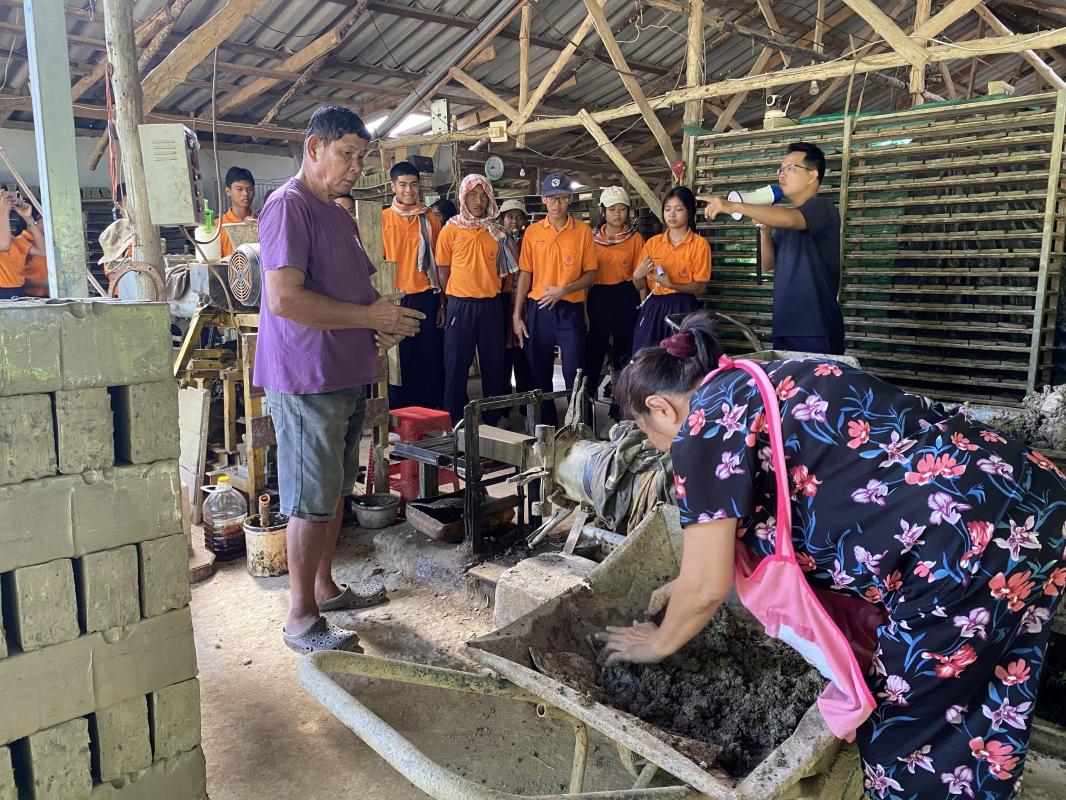 นักเรียนหาดใหญ่วิทยาลัย 2 กว่า 80 คน เรียนรู้ภูมิปัญญาชุมชน สู่ห้องเรียนธรรมชาติป่าชายเลน ต.หัวเขา
