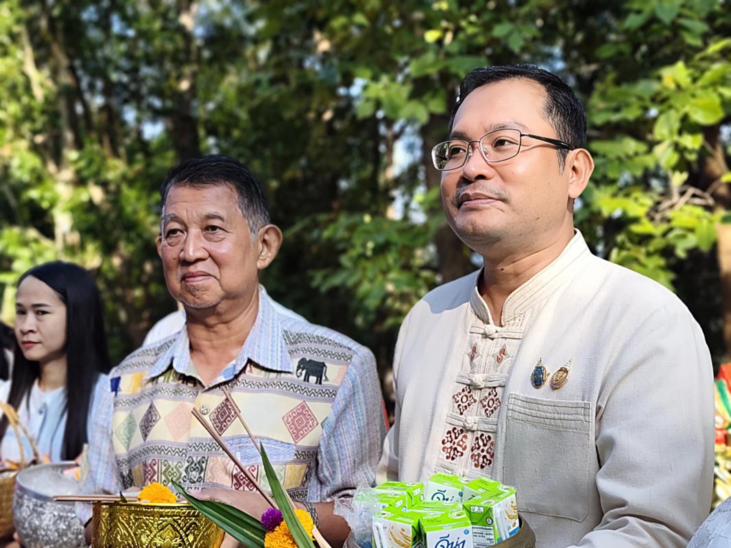 อ.น้ำปาด นายอำเภอพาเข้าวัด ร่วมใจตักบาตรเทโวโรหณะ สืบสานประเพณีออกพรรษา ณ บันไดวัดภูเงินวนาราม