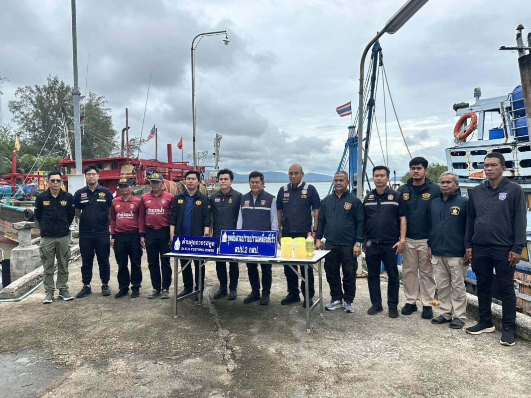 กรมศุลกากรบูรณาการหน่วยงานที่เกี่ยวข้อง สกัดจับขบวนการลักลอบนำเข้าน้ำมันเถื่อนกลางทะเลสตูล ยึดเรือ 2 ลำ พร้อมน้ำมันกว่า 10,000 ลิตร