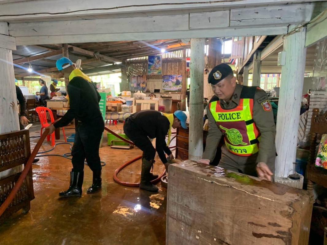 ตำรวจพบพระ ผนึกกำลังฝ่ายปกครอง&ndash;ทหาร&ndash;กิ่งกาชาด ลงพื้นที่ช่วยชาวบ้านเสรีราษฎร์ หลังน้ำป่าไหลหลากท่วมถนนและบ้านเรือน