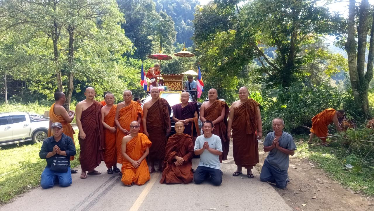 ศรัทธาล้นวัดหัวเมือง! ชาวไทใหญ่แห่รับสรีระสังขารหลวงพ่อปุ่งยะหวุ่นซะ กลับวัดวิสุทธิหัวเมือง