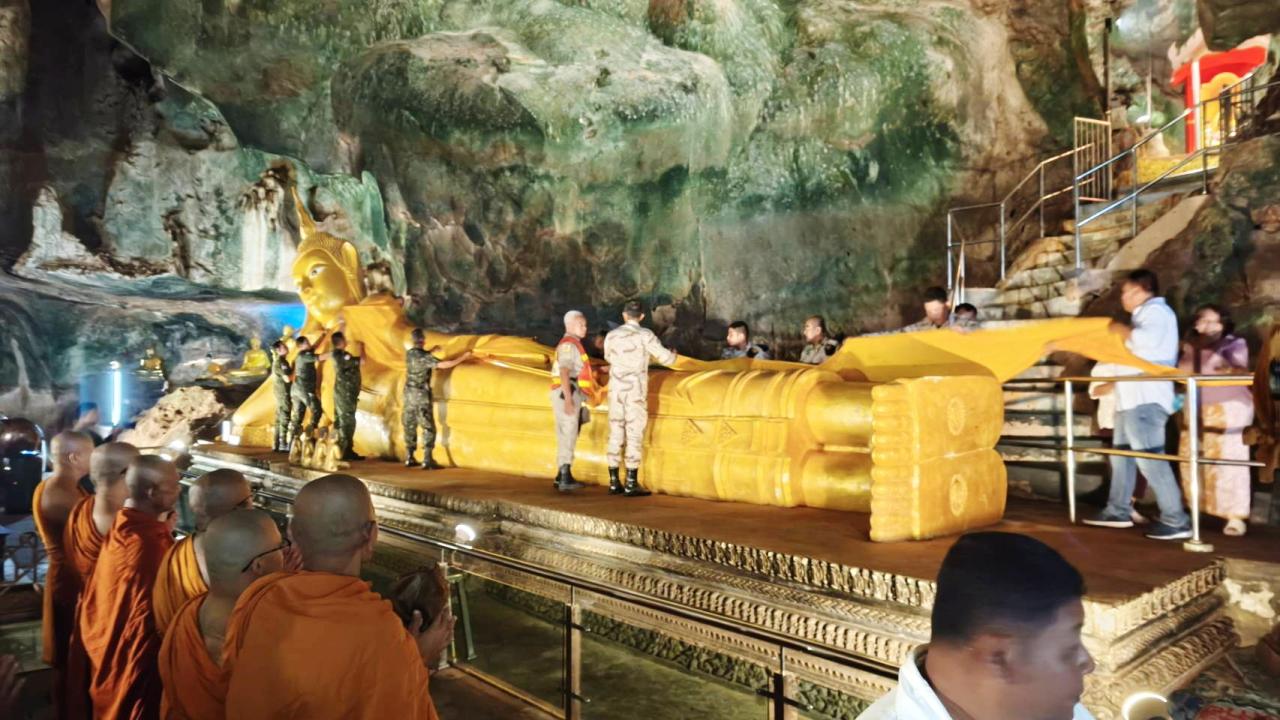 พังงา-ชาวพุทธตะกั่วทุ่งร่วมสืบสานประเพณีแห่ผ้าห่มพระพุทธไสยาสน์ วัดสุวรรณคูหา เนื่องในวันอาสาฬหบูชา