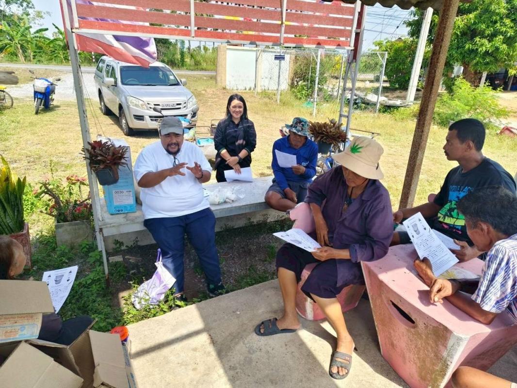 เกษตรกระแสสินธุ์ร่วมกับเจ้าหน้าที่สำนักงานเกษตรจังหวัดสงขลา ติดตามการใช้ปุ๋ยอินทรีย์น้ำจากตะกอนปลาโรงงานปลากระป๋องเพื่อลดต้นทุนการผลิต แก่สมาชิก ศดปช. หมู่ 2 ตำบลโรง