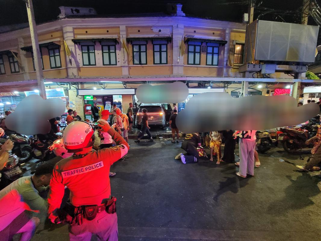 เก๋งEVพุ่งชนร้านสะดวกซื้อ เจ็บ8