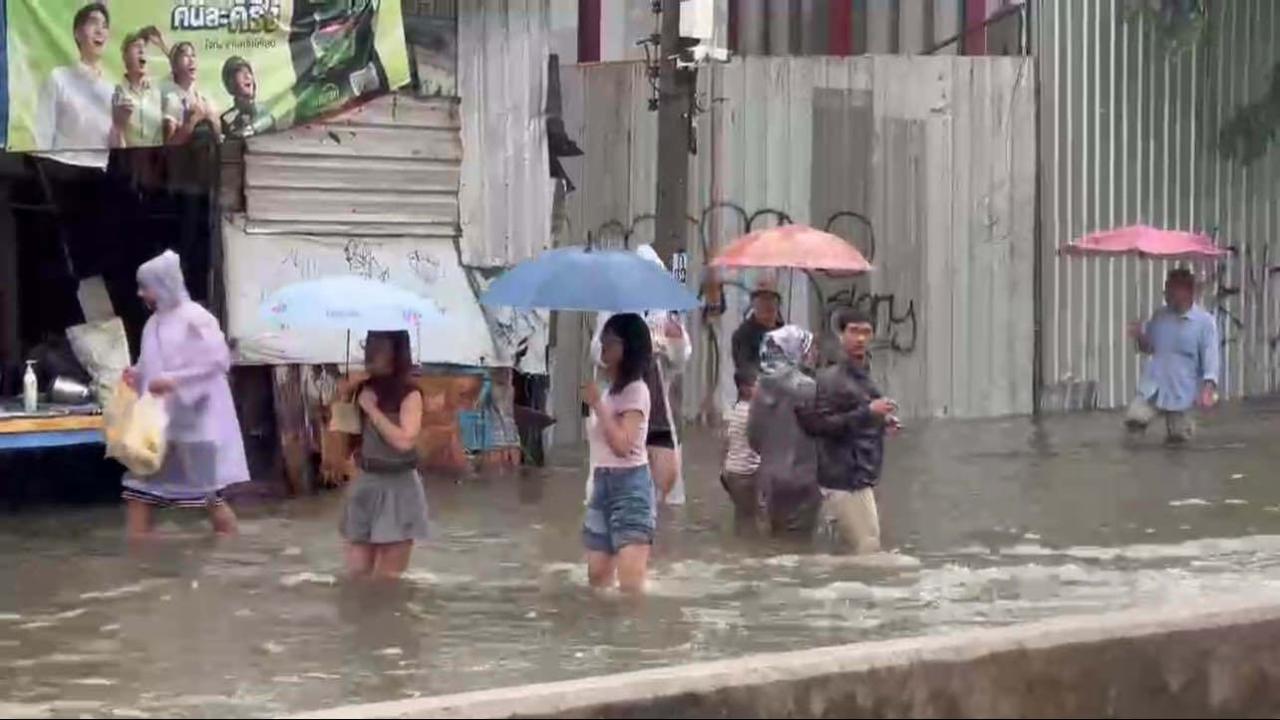 16.30 รามคำแหง ฝนยังตก รถจมถนนยังท่วม