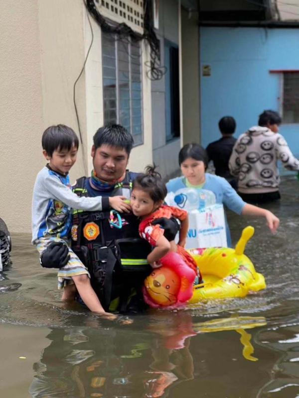 เราไม่ทิ้งกัน&rdquo; กู้ภัยเชียงราย&ndash;พะเยารุดช่วยน้ำท่วม กทม.&ndash;นนทบุรี เร่งอพยพผู้สูงอายุ เด็ก และผู้ป่วยออกจากพื้นที่