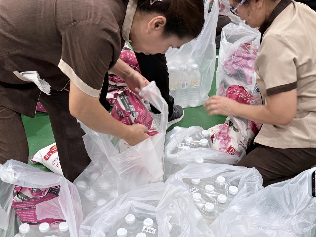 ไทยพีบีเอสร่วมทหาร-จิตอาสา ส่งถุงยังชีพฮาลาล 600 ถุง เข้าซอยกรุงเทพกรีฑา 7 บางกะปิ