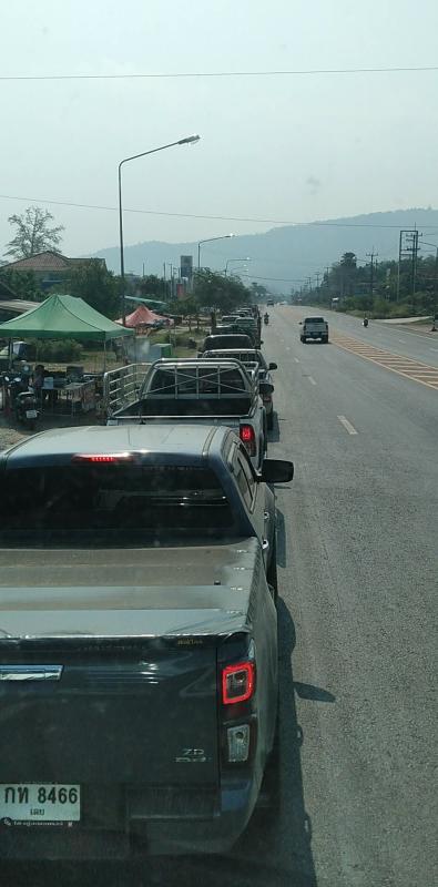 น้ำมันดีเซล อ.สังคม จ.หนองคาย ยังหายากต่อคิวยาว โชเฟอร์รถบรรทุกโอด...ต่อแถว "โดนคักเด้อ"