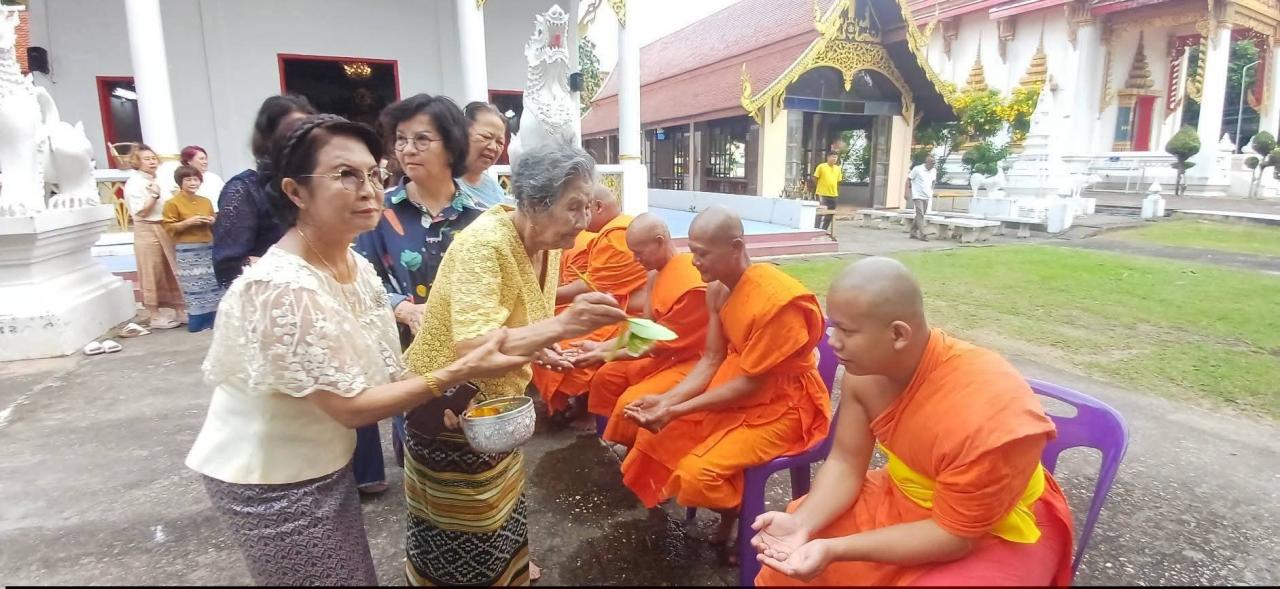 ศรัทธาเกือบศตวรรษ! คุณยายบุญเกิด วัย 97 ปี ไม่พลาดวันออกพรรษา ตั้งใจเข้าวัดดอนแก้ว ทำบุญสืบสานวิถีพุทธเมืองตาก