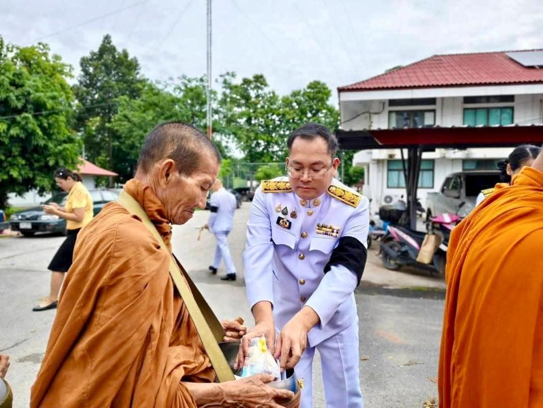 อ.น้ำปาด พิธีเจริญพุทธมนต์และทำบุญตักบาตรถวายพระราชกุศล และพิธีถวายสัตย์ปฏิญาณเพื่อเป็นข้าราชการที่ดีและพลังของแผ่นดิน