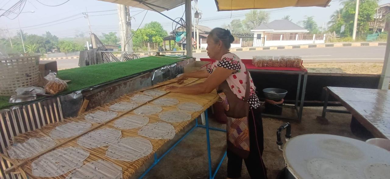  &ldquo;ข้าวแคบป้าเมย&rdquo; เร่งผลิต รับสงกรานต์ ออเดอร์พุ่งไม่หยุด