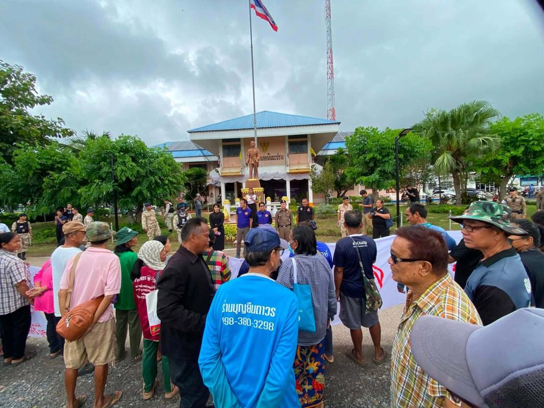 กรมชลประทานรื้อฟื้นโครงการ &ldquo;เขื่อนคลองชมพู&rdquo; วงเงิน 1,400 ล้านบาท เร่งทำ EIA ใหม่หลังหมดอายุ-ชาวบ้านบุกที่ว่าการอำเภอค้าน-จี้รัฐหยุดอ้างชื่อประชาชนหนุนโครงการ-หวั่นกระทบผืนป่าต้นน้ำทุ่งแสลงหลวง
