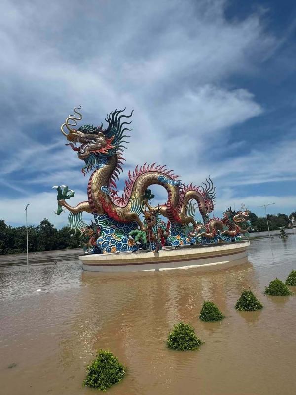 น้ำแม่กลองสูงขึ้นต่อเนื่อง ล้นตะลิ่งเข้าท่วมหาดทรายโพธาราม จ.ราชบุรี