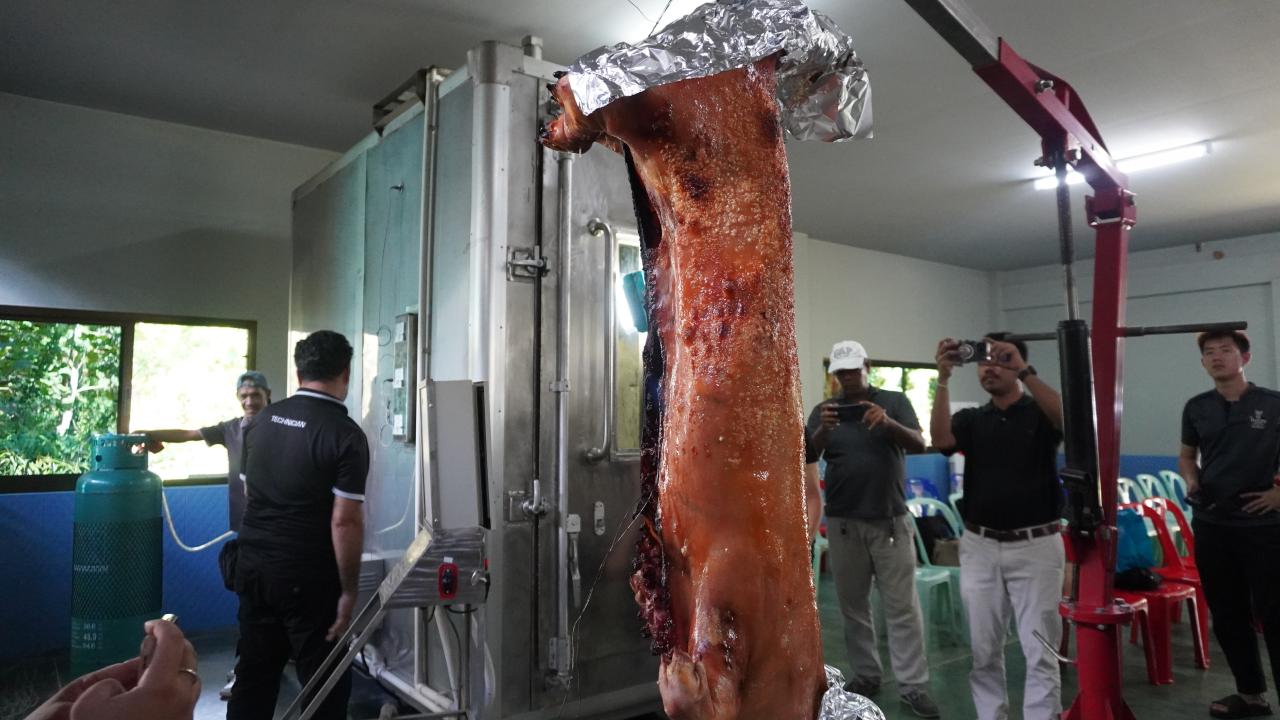 ม.สวนดุสิต ศูนย์ตรัง ใช้งานวิจัยต่อยอด &ldquo;หมูย่างเมืองตรัง&rdquo; โชว์เตานวัตกรรม LPG ลดแรงงาน&ndash;ควัน ยกระดับการผลิต