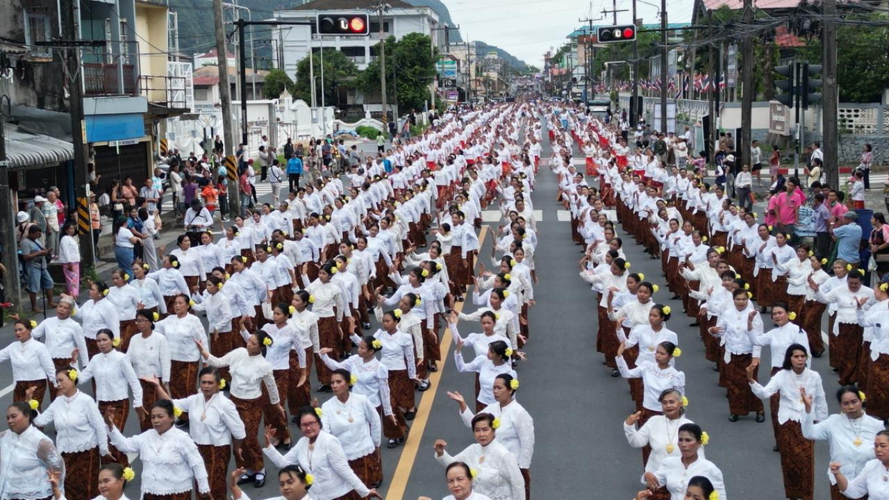 พังงา-ยิ่งใหญ่...นางรำ 8 อำเภอกว่า 2,000 คน ร่วมแห่ &ldquo;ระบำกราภูงา&rdquo; สมโภชศาลหลักเมืองพังงา ครบ 217 ปีอย่างยิ่งใหญ่