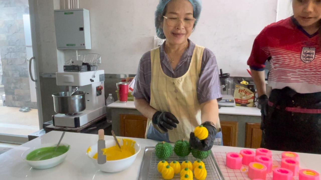 ร้านของฝากตรัง พลิกทางรอดพิษศก.กระทบกำลังซื้อ ผุดไอเดียทำไอศกรีมทุเรียนยอดขายสุดปัง ส่งขายถึงลาว 