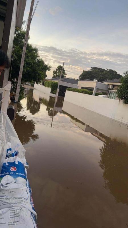 เขื่อนแม่กลองปล่อยน้ำต่อเนื่อง เข้าท่วมบ้านเรือนประชาชนในตัวเมืองกาญจนบุรีแล้ว