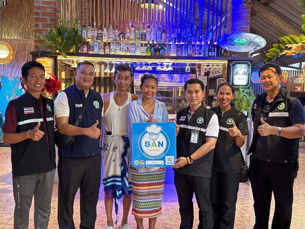 สสจ.สตูล มอบป้าย  SAN และ SAN Plus การันตี เกาะหลีเป๊ะ