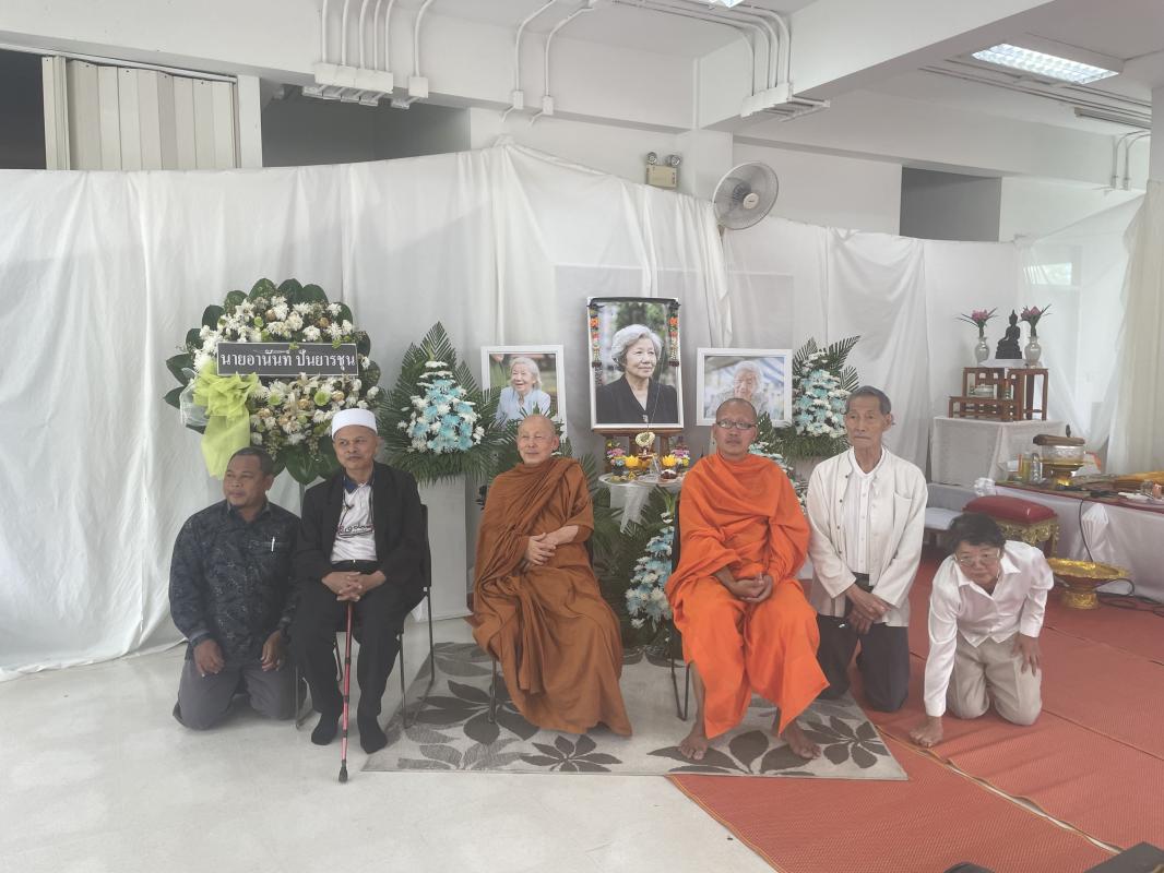 อาลัยปูชนียบุคคล “ศรีสว่าง พั่ววงศ์แพทย์” ผู้วางรากฐานงานพัฒนาเด็กและสังคมไทย ถึงแก่กรรมอย่างสงบ สิริอายุ ๙๕ ปี อุสตาซอับดุชชะกูรฺ บินชาฟิอีย์ (อับดุลสุโก ดินอะ) รายงาน ด้วยพระนามของอัลลอฮฺผู้ทรงเมตตากรุณาปรานีเสมอ ขอความสันติและความจำเริญแด่ศาสนทูตมุฮัมมัด ผู้เจริญรอยตามท่าน และสุขสวัสดีผู้อ่านทุกท
