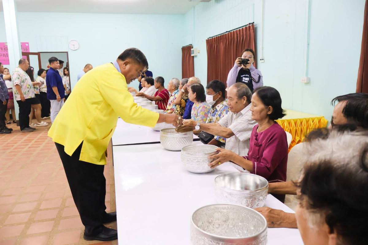 อบต.ผาบ่อง รดน้ำดำหัวผู้สูงอายุ