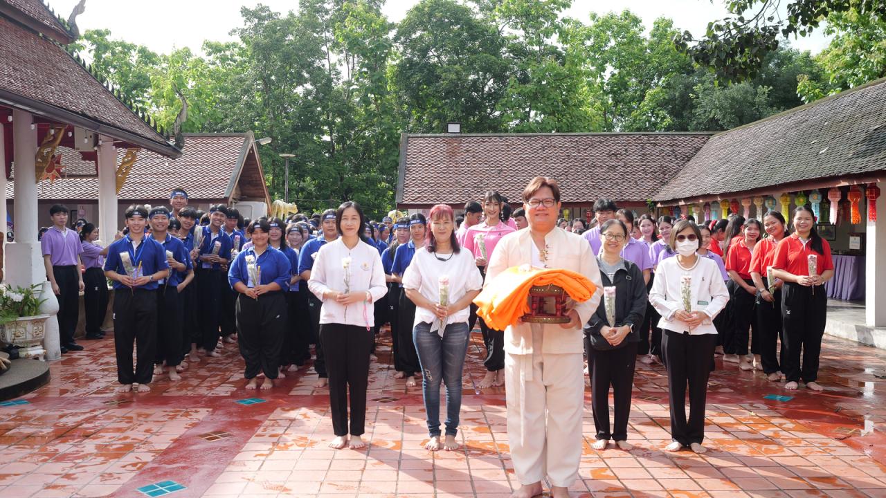 พะเยา &ndash; น้องใหม่นศ.พยาบาล รหัส 37 ห่มผ้าพระธาตุจอมทอง
