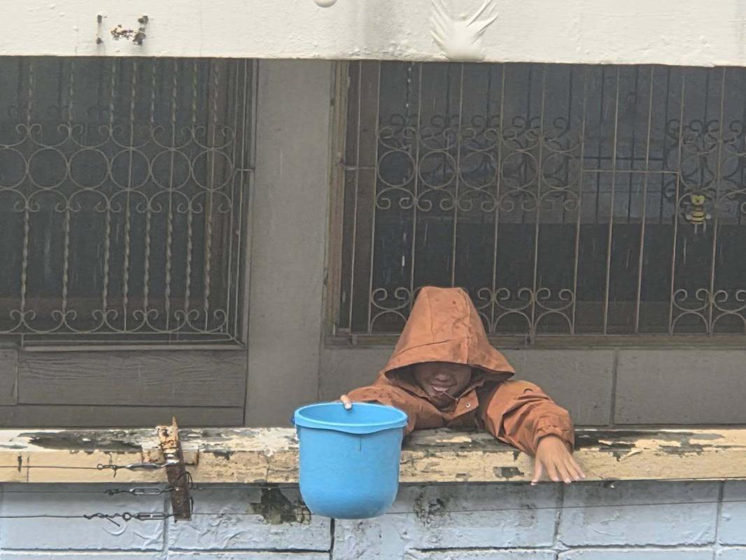 DIY รางรองรับน้ำฝนของคนแฟลตคลองจั่น เมื่อน้ำท่วมยังสูงอยู่ระดับอก