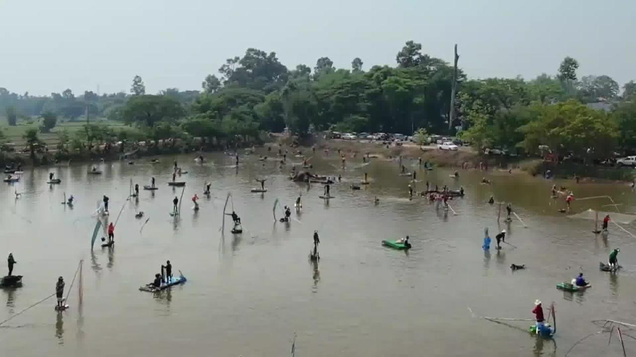 ผู้นำท้องถิ่นชาวบ้านพังขว้างเหนือ จังหวัดสกลนครร่วมสืบสานจัดประเพณีกิจกรรมลงแหผ่าปลา(ลงแหจับปลา)