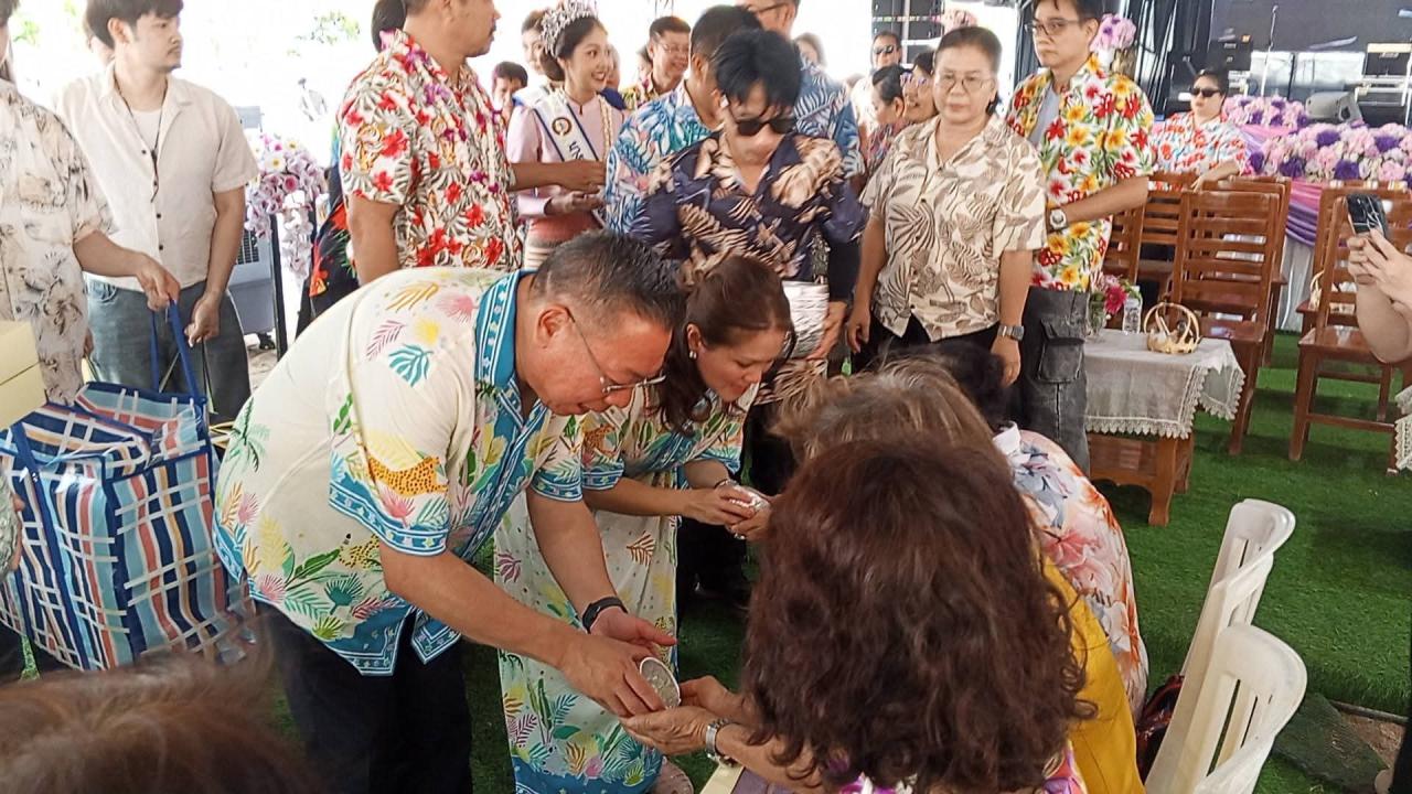 นายกจอย อบจ.ตาก นำทีม สส.ธนัสถ์ พร้อมหัวหน้าส่วนราชการ ผู้นำท้องถิ่น ฝ่ายปกครอง ทหาร ตำรวจ และประชาชน ร่วมกิจกรรม &ldquo;รดน้ำดำหัวผู้สูงอายุ&rdquo; เนื่องในเทศกาล สงกรานต์ ประจำปี 2569 