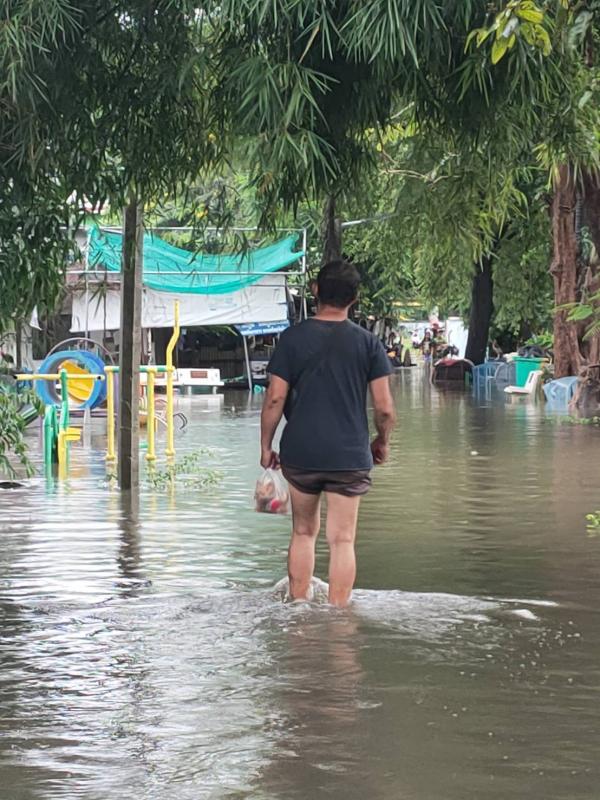 ชุมชนนภาพิไลยังท่วมขัง วอนหน่วยงานเข้าช่วยเหลือ ชาวบ้านขาดแคลนถุงยังชีพ-ยาแก้น้ำกัดเท้า
