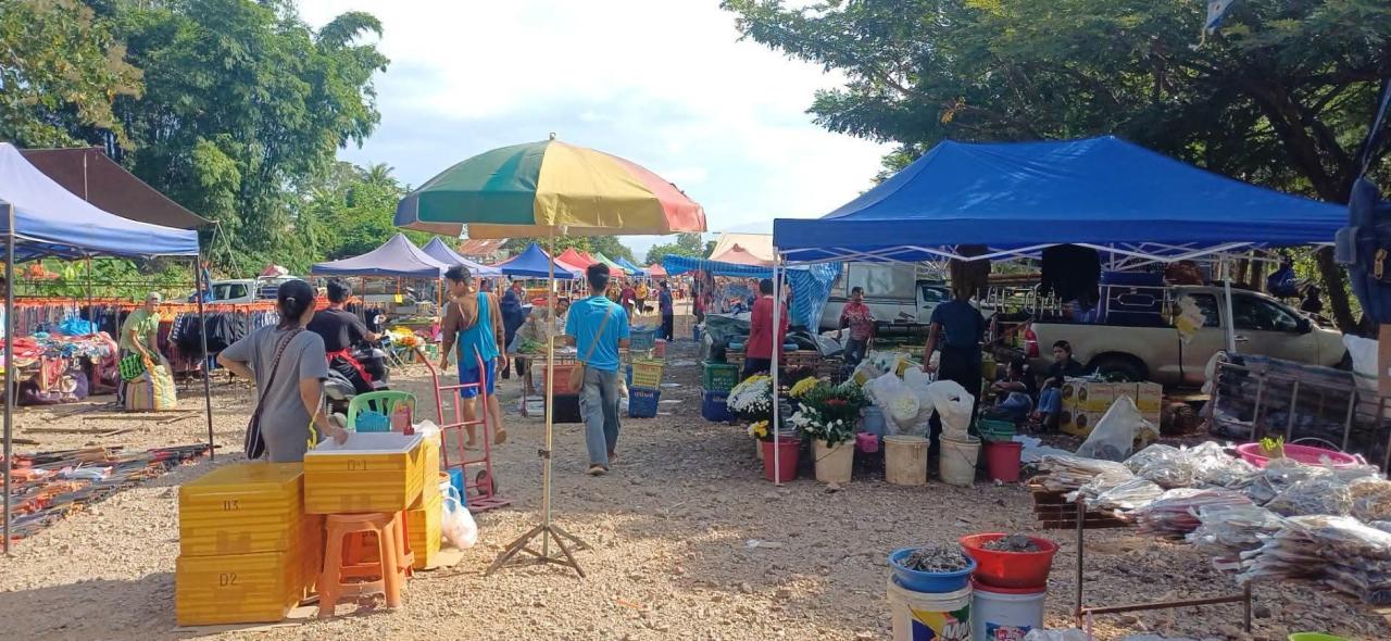 ชายแดนพบพระเงียบเหงา! ตลาดนัดบ้านวาเล่ย์เหนือ แม่ค้าตั้งแผงรอลูกค้าแต่ไร้คนซื้อ หลังระงับช่องทางธรรมชาติ 7 วัน 