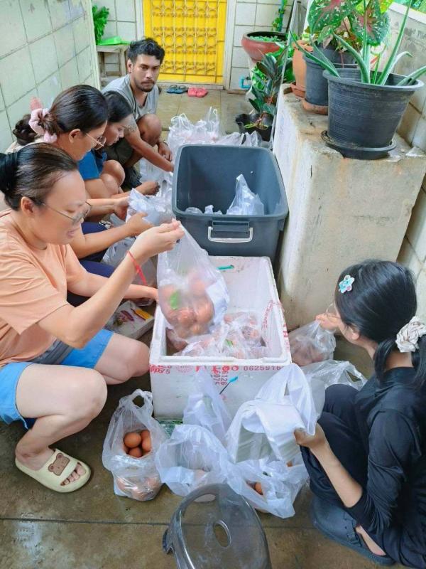 ชาวแฟลตคลองจั่น 21 จัดครัวกลาง ช่วยกันหาอาหาร หลังความช่วยเหลือเข้าไม่ถึง 
