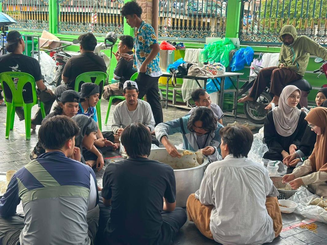 เยาวชนชายแดนใต้รวมพลัง! เปิดครัวกลางมัสยิดยามีอุลอิสลาม ลุยทำอาหารกล่องช่วยผู้ประสบภัยน้ำท่วมย่านรามคำแหง