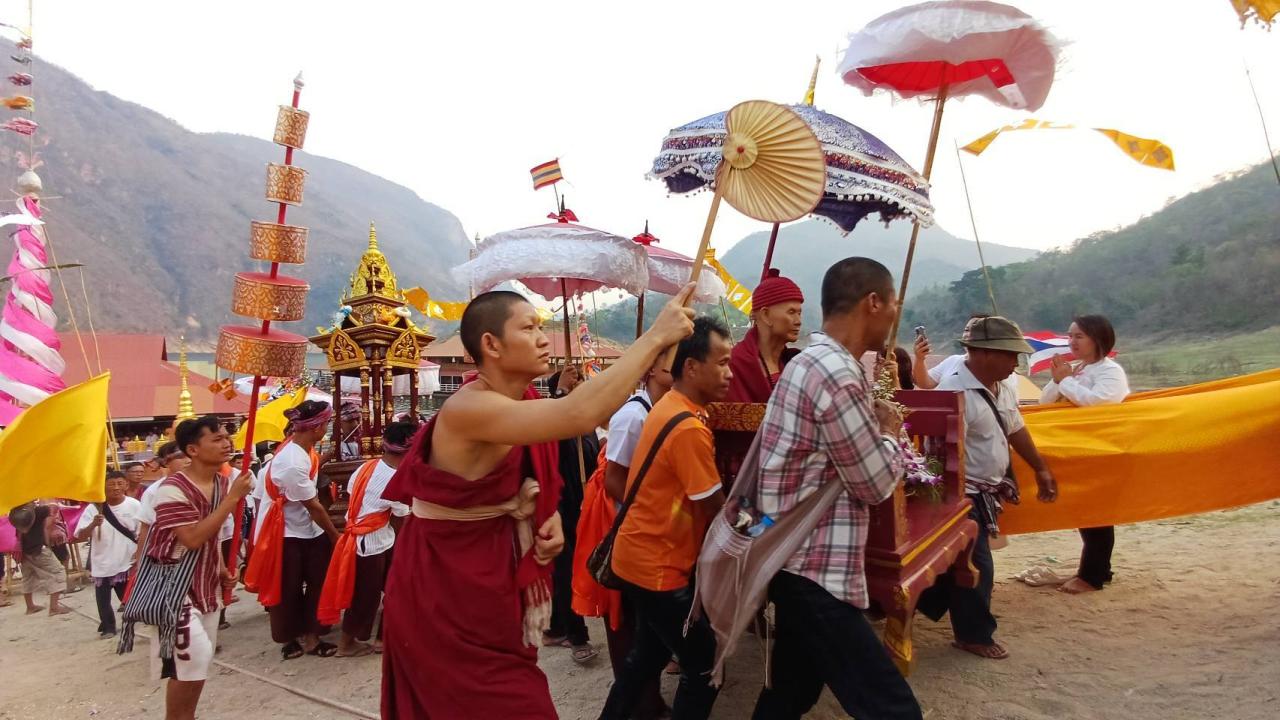 ตาก.พุทธสานิกชน และนักท่องเที่ยวกว่า 1,000 คน ร่วมงาน
งานบุญฉลองสมโภชครบรอบ100  ปี ครูบาเจ้าศรีวิชัย สิริซิไชยโย
ณ.วัดพระบรมธาตุแก่งสร้อย
