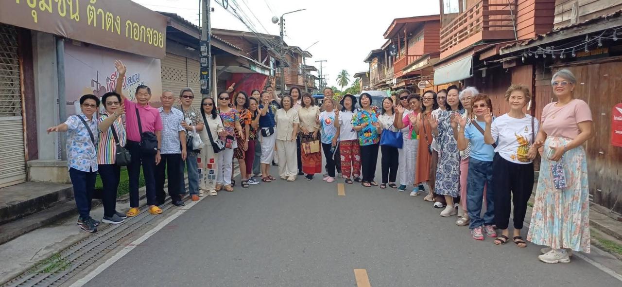 นักท่องเที่ยวแห่สัมผัสเสน่ห์บ้านตากช่วงต้นฝน ปักหมุด &ldquo;ประตูบาหลี&rdquo; ร่วมใส่บาตรยามเช้า ผอ.ททท.ตากให้การต้อนรับอย่างอบอุ่น